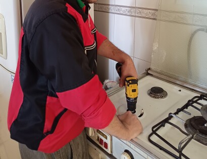 در حال تعمیر اجاق گاز در شهر پردیس استان تهران